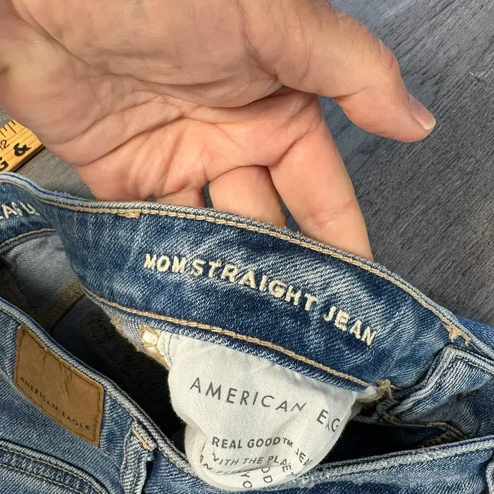 American Eagle Mom Straight Jeans Light distressing Size 4